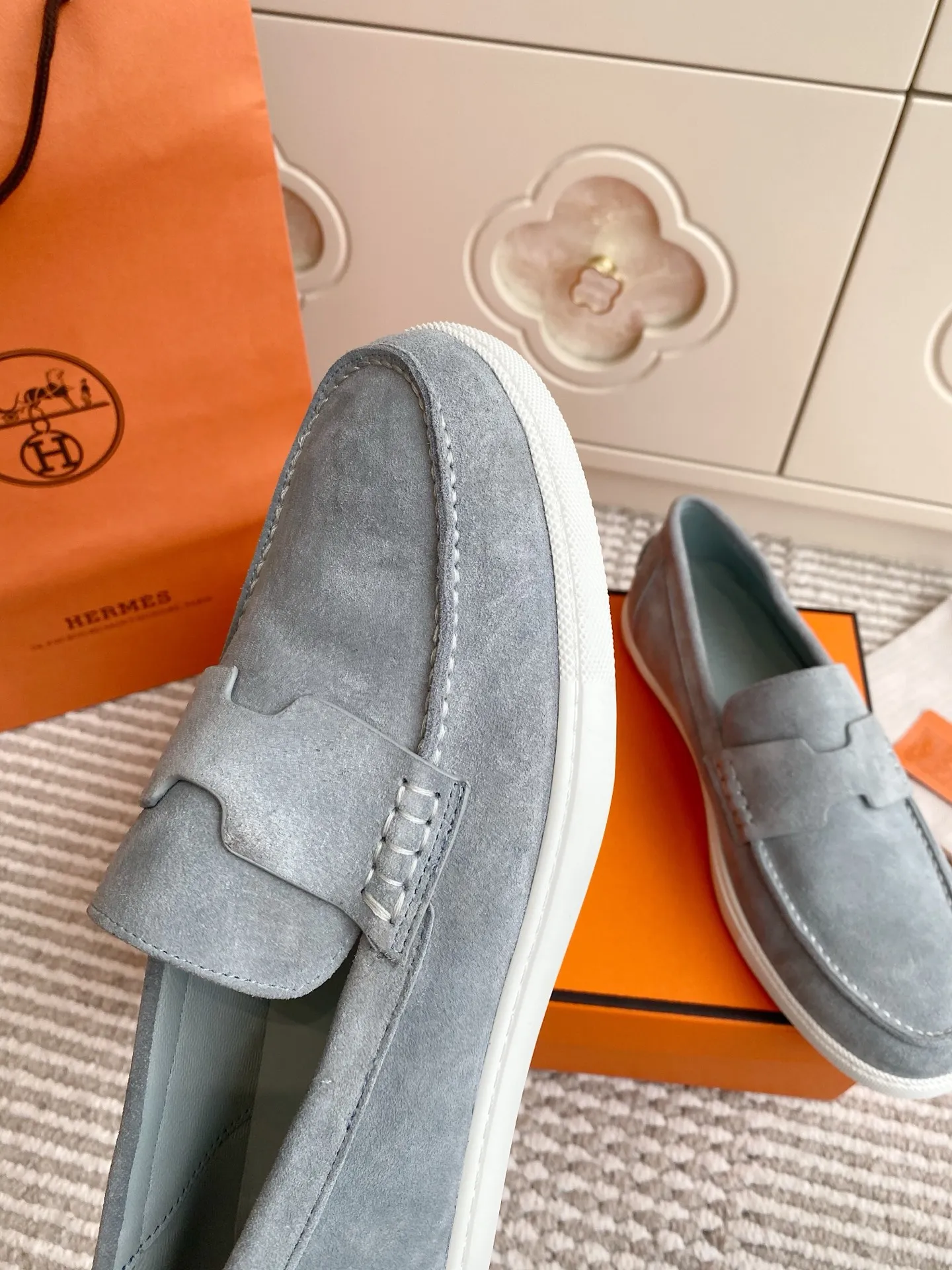 p560✨Hermes Couple Loafers｜Walking in the urban high-end, easily wearing Hermès temperament✨Who says luxury and comfort can’t have both?  This pair of H’s classic loafers really does it!  ▪️"Customized imported Yangjing fabric" is soft and delicate ▪️"Full sheepskin lining" + "soft-soled shoes" design. Your feet will be healed the moment you put them on~ It's like stepping on clouds☁️You won't feel tired after walking all day!  The iconic "H" buckle is low-key and luxurious. It is matched with a rubber outsole. It is lightweight and stylish. Whether you are commuting or shopping, you can easily achieve casual urban style🏙 Can be worn by couples. Full range of sizes, girls 35-41 | boys 39-45. Wear them together when going out. Sweet and high-end💑 Original mold opening. Details are in place. Those who understand will be attracted at a glance ️❤️ #Hermès loafers #coupleshoes #lightweight and versatile shoes